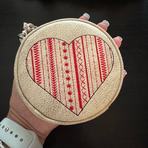 🆕 HOBO REVOLVE Heart Clip Pouch - Picture 4 of 8